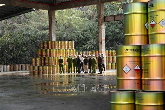 Lực lượng chức năng kiểm tra sau 3 ngày xảy ra sự cố tại nhà máy Phốt Pho Vàng Việt Nam. Ảnh: Hồng Ninh - TTXVN