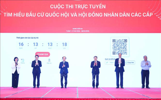 Đại biểu thực hiện nghi thức phát động Cuộc thi trắc nghiệm trực tuyến tìm hiểu Bầu cử Quốc hội và Hội đồng nhân dân các cấp. Ảnh: Phương Hoa – TTXVN