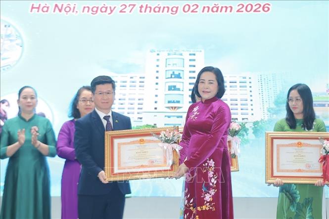 Phó Chủ tịch Quốc hội Nguyễn Thị Thanh trao Bằng khen của Thủ tướng Chính phủ tặng 4 tập thể và 7 cá nhân thuộc Bệnh viện Nhi Trung ương. Ảnh: Minh Quyết - TTXVN