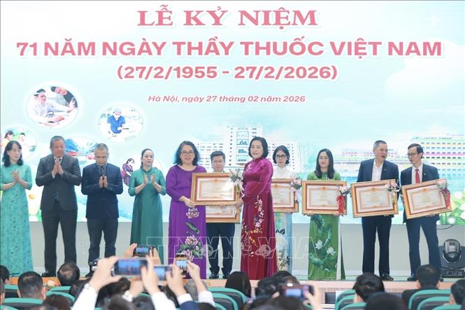 Phó Chủ tịch Quốc hội Nguyễn Thị Thanh trao Bằng khen của Thủ tướng Chính phủ tặng 4 tập thể và 7 cá nhân thuộc Bệnh viện Nhi Trung ương. Ảnh: Minh Quyết - TTXVN