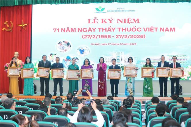 Phó Chủ tịch Quốc hội Nguyễn Thị Thanh trao Bằng khen của Thủ tướng Chính phủ tặng 4 tập thể và 7 cá nhân thuộc Bệnh viện Nhi Trung ương. Ảnh: Minh Quyết - TTXVN