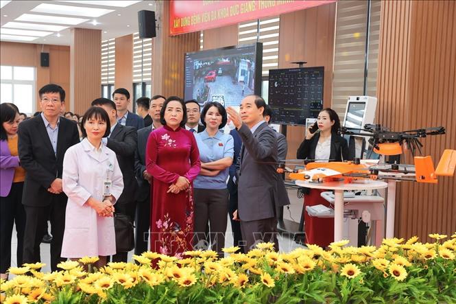 Phó Chủ tịch Quốc hội Nguyễn Thị Thanh và đoàn công tác tham quan khu vực ứng dụng UAV trong vận chuyển y tế tại Bệnh viện Đa khoa Đức Giang. Ảnh: Minh Quyết - TTXVN