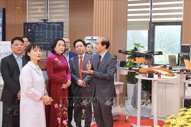 Phó Chủ tịch Quốc hội Nguyễn Thị Thanh và đoàn công tác tham quan khu vực ứng dụng UAV trong vận chuyển y tế tại Bệnh viện Đa khoa Đức Giang. Ảnh: Minh Quyết - TTXVN
