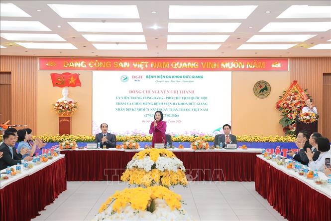 Phó Chủ tịch Quốc hội Nguyễn Thị Thanh thăm và chúc mừng Ngày Thầy thuốc Việt Nam 27/2 tại Bệnh viện Đa khoa Đức Giang. Ảnh: Minh Quyết - TTXVN