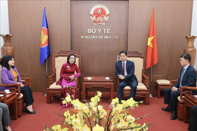 Phó Chủ tịch Quốc hội Nguyễn Thị Thanh thăm và chúc mừng Ngày Thầy thuốc Việt Nam 27/2 tại Bộ Y tế. Ảnh: Minh Quyết - TTXVN
