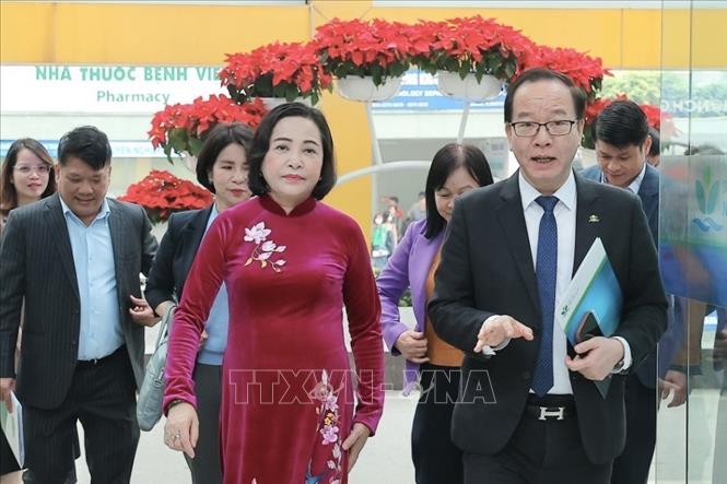 Phó Chủ tịch Quốc hội Nguyễn Thị Thanh thăm và chúc mừng Ngày Thầy thuốc Việt Nam tại Bệnh viện Nhi Trung ương. Ảnh: Minh Quyết - TTXVN