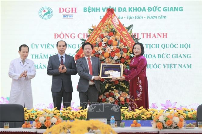 Phó Chủ tịch Quốc hội Nguyễn Thị Thanh thăm và chúc mừng Ngày Thầy thuốc Việt Nam 27/2 tại Bệnh viện Đa khoa Đức Giang. Ảnh: Minh Quyết - TTXVN