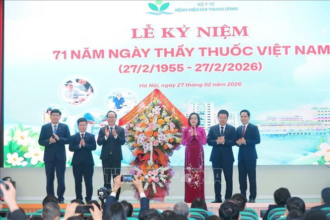 Phó Chủ tịch Quốc hội Nguyễn Thị Thanh chúc mừng Ngày Thầy thuốc Việt Nam tại Bệnh viện Nhi Trung ương. Ảnh: Minh Quyết - TTXVN