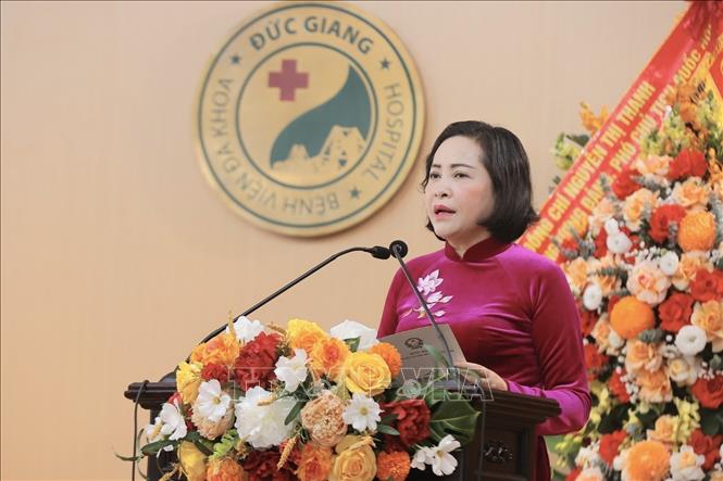 Phó Chủ tịch Quốc hội Nguyễn Thị Thanh chúc mừng Ngày Thầy thuốc Việt Nam 27/2 tại Bệnh viện Đa khoa Đức Giang. Ảnh: Minh Quyết - TTXVN