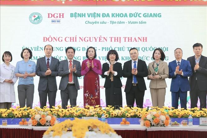 Phó Chủ tịch Quốc hội Nguyễn Thị Thanh chúc mừng Ngày Thầy thuốc Việt Nam 27/2 tại Bệnh viện Đa khoa Đức Giang. Ảnh: Minh Quyết - TTXVN
