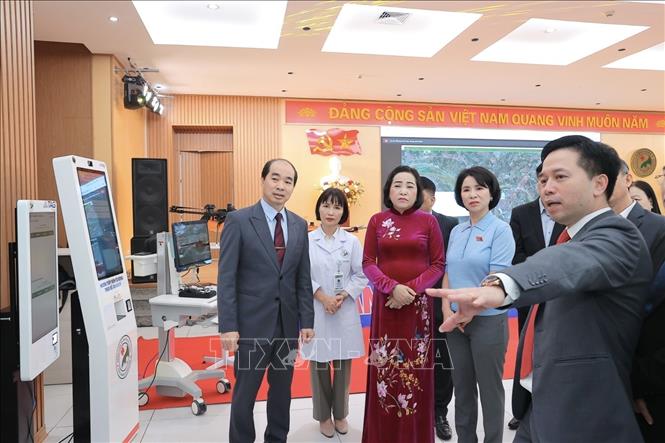 Phó Chủ tịch Quốc hội Nguyễn Thị Thanh tham quan khu vực ứng dụng UAV trong vận chuyển y tế tại Bệnh viện Đa khoa Đức Giang. Ảnh: Minh Quyết - TTXVN