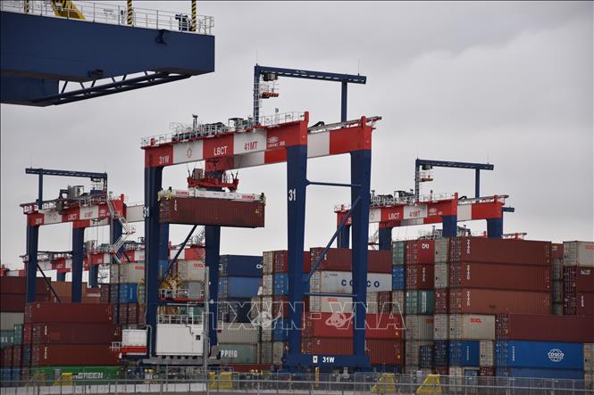 Quang cảnh cảng hàng hóa tại California, Mỹ. Ảnh: THX/TTXVN