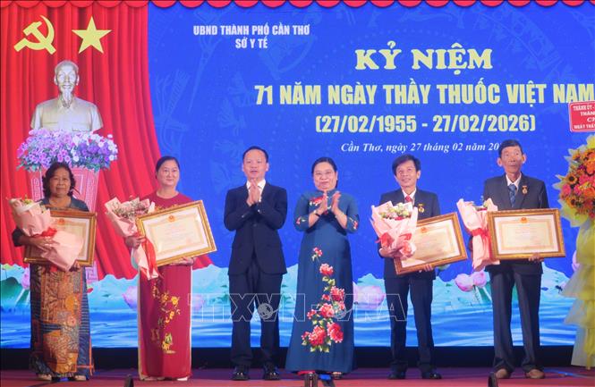 Trao tặng Danh hiệu Thầy thuốc Ưu tú cho 4 cá nhân. Ảnh: Ánh Tuyết - TTXVN