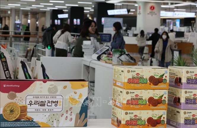 Gạo và các sản phẩm từ gạo được bày bán tại Seoul, Hàn Quốc. Ảnh: Yonhap/TTXVN