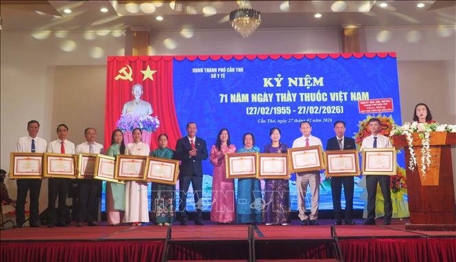 Trao Bằng khen của Thủ tướng Chính phủ cho 23 cá nhân có thành tích trong công tác xây dựng CNXH và bảo vệ Tổ quốc. Ảnh: Ánh Tuyết - TTXVN