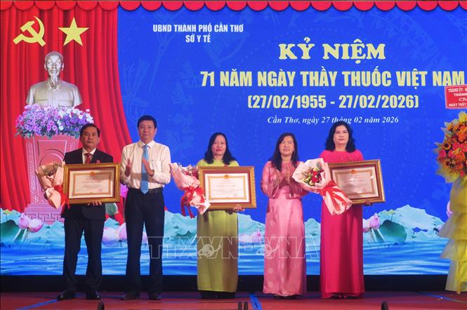 Trao tặng Huân chương Lao động Hạng Ba cho 3 cá nhân. Ảnh: Ánh Tuyết - TTXVN