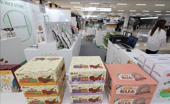 Gạo và các sản phẩm từ gạo được bày bán tại Seoul, Hàn Quốc. Ảnh: Yonhap/TTXVN