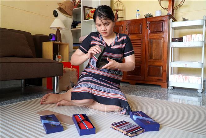 Chị Phạm Thị Y Hòa, thôn Làng Teng, xã Ba Động là tấm gương điển hình, đại diện tiêu biểu cho cộng đồng người H’re mang họ Phạm khi góp phần đưa thổ cẩm vượt khỏi bản làng người H’re, ranh giới quốc gia, vững tiến ra thị trường thời trang thế giới. Ảnh: Lê Phước Ngọc-TTXVN

    