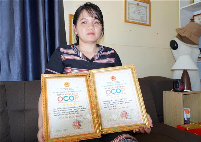 Nhiều sản phẩm thổ cẩm do cô gái người H’re Phạm Thị Y Hòa, được công nhận sản phẩm OCOP 4 sao. Ảnh: Lê Phước Ngọc-TTXVN