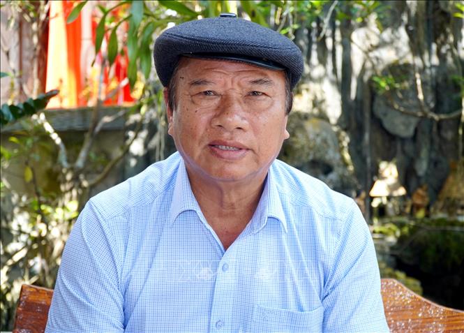 Nguyên Bí thư Huyện ủy Ba Tơ (cũ) Phạm Viết Nho chia sẻ với TTXVN về câu chuyện đổi họ của người H’re. Ảnh: Lê Phước Ngọc-TTXVN
