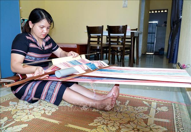 Chị Phạm Thị Y Hòa, thôn Làng Teng, xã Ba Động là tấm gương điển hình, đại diện tiêu biểu cho cộng đồng người H’re mang họ Phạm, góp phần đưa thổ cẩm vượt khỏi bản làng người H’re, ranh giới quốc gia, vững tiến ra thị trường thời trang thế giới. Ảnh: Lê Phước Ngọc-TTXVN

          