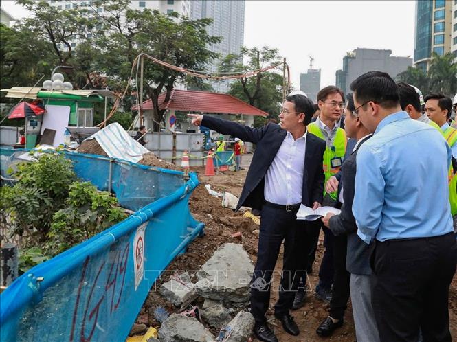 Phó Bí thư Thường trực Thành ủy Hà Nội Nguyễn Trọng Đông kiểm tra thực địa tại dự án ga S9 Kim Mã (dự án Metro Nhổn – Ga Hà Nội ) trên địa bàn phường Giảng Võ. Ảnh: Trung Nguyên - TTXVN