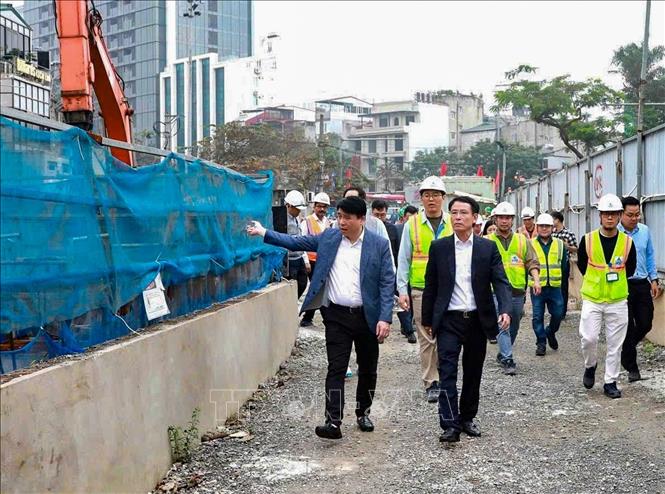Phó Bí thư Thường trực Thành ủy Hà Nội Nguyễn Trọng Đông (phải) kiểm tra thực địa tại dự án Metro Nhổn – Ga Hà Nội. Ảnh: Trung Nguyên - TTXVN