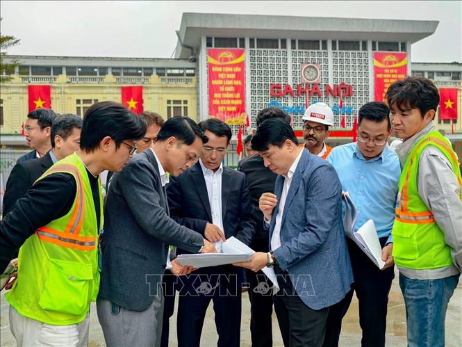 Phó Bí thư Thường trực Thành ủy Nguyễn Trọng Đông (giữa) kiểm tra thực địa tại dự án nhà ga Metro đoạn Kim Mã - Ga Hà Nội - Trần Hưng Đạo trên địa bàn phường Cửa Nam. Ảnh: Trung Nguyên - TTXVN