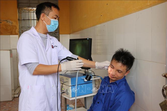 Bác sĩ Nguyễn Văn Thiết là người đã có 18 năm gắn bó với công việc chăm sóc sức khỏe cho những học viên cai nghiện. Ảnh: Mạnh Minh – TTXVN