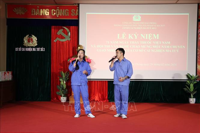 Chương trình mít tinh và thi văn nghệ chào mừng kỷ niệm ngày Thầy thuốc Việt Nam tại Cơ sở cai nghiện ma túy số 2 Hải Phòng. Ảnh: Mạnh Minh – TTXVN