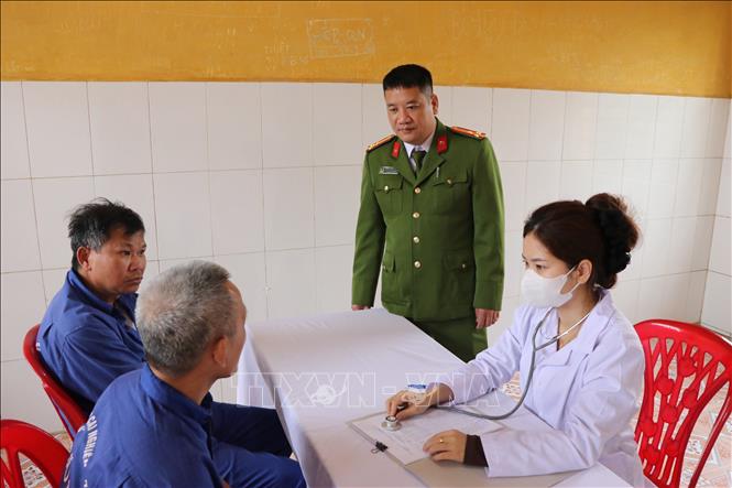 Thượng tá Phạm Khắc Tuấn, Phó phòng cảnh sát điều tra tội phạm về ma túy (Công an thành phố Hải Phòng) thăm và động viên các bác sĩ, điều dưỡng Cơ sở cai nghiện ma túy số 2 dịp kỷ niệm Ngày thầy thuốc Việt Nam 27/2. Ảnh: Mạnh Minh - TTXVN