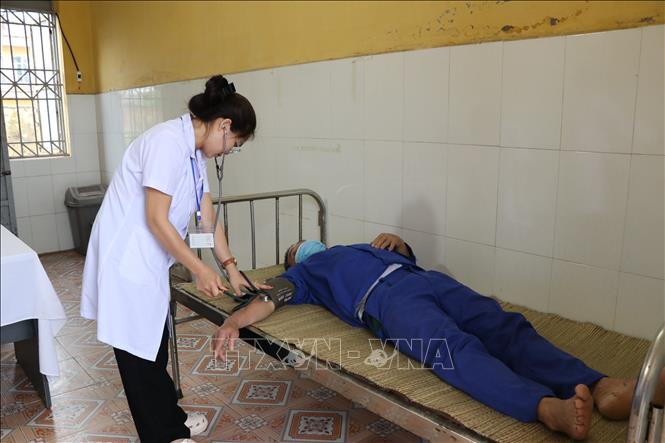 Môi trường làm việc của các bác sĩ, điều dưỡng tại cơ sở cai nghiện rất đặc thù nên y bác sĩ đối mặt với nhiều nguy cơ, rủi ro. Ảnh: Mạnh Minh – TTXVN