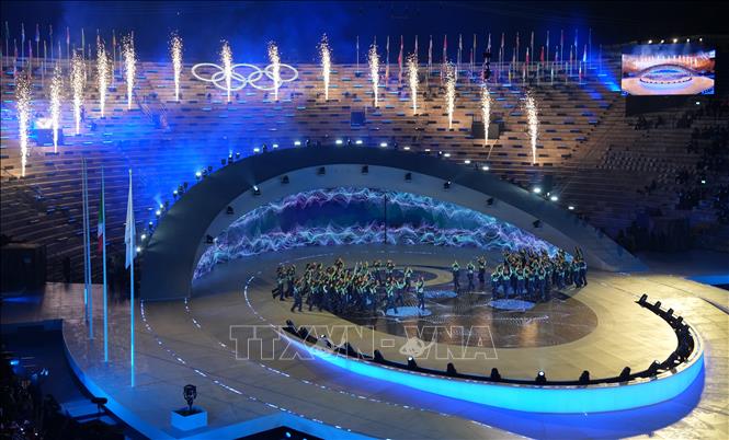 Sau hơn 2 tuần tranh tài sôi động trên các đường băng, sườn núi và sân trượt trải dài khắp miền Bắc Italy, Thế vận hội mùa Đông Milan-Cortina 2026 vừa khép lại, ghi dấu ấn sâu đậm không chỉ ở thành tích mà còn ở tinh thần thể thao, những câu chuyện nhân văn và định hình lại cách tổ chức Olympic trong tương lai. Ảnh: Trình diễn nghệ thuật tại lễ bế mạc. THX/TTXVN