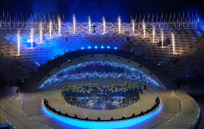 Sau hơn 2 tuần tranh tài sôi động trên các đường băng, sườn núi và sân trượt trải dài khắp miền Bắc Italy, Thế vận hội mùa Đông Milan-Cortina 2026 vừa khép lại, ghi dấu ấn sâu đậm không chỉ ở thành tích mà còn ở tinh thần thể thao, những câu chuyện nhân văn và định hình lại cách tổ chức Olympic trong tương lai. Ảnh: Trình diễn nghệ thuật tại lễ bế mạc. THX/TTXVN