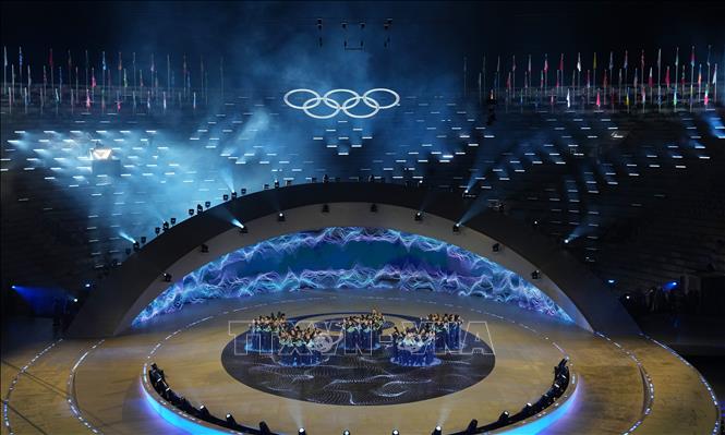 Sau hơn 2 tuần tranh tài sôi động trên các đường băng, sườn núi và sân trượt trải dài khắp miền Bắc Italy, Thế vận hội mùa Đông Milan-Cortina 2026 vừa khép lại, ghi dấu ấn sâu đậm không chỉ ở thành tích mà còn ở tinh thần thể thao, những câu chuyện nhân văn và định hình lại cách tổ chức Olympic trong tương lai. Ảnh: Trình diễn nghệ thuật tại lễ bế mạc. THX/TTXVN