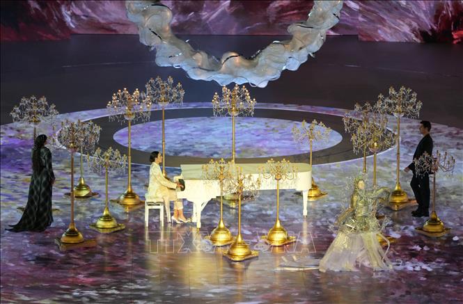 Sau hơn 2 tuần tranh tài sôi động trên các đường băng, sườn núi và sân trượt trải dài khắp miền Bắc Italy, Thế vận hội mùa Đông Milan-Cortina 2026 vừa khép lại, ghi dấu ấn sâu đậm không chỉ ở thành tích mà còn ở tinh thần thể thao, những câu chuyện nhân văn và định hình lại cách tổ chức Olympic trong tương lai. Ảnh: Trình diễn nghệ thuật tại lễ bế mạc. THX/TTXVN