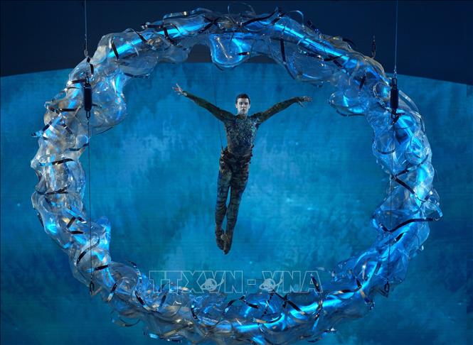 Sau hơn 2 tuần tranh tài sôi động trên các đường băng, sườn núi và sân trượt trải dài khắp miền Bắc Italy, Thế vận hội mùa Đông Milan-Cortina 2026 vừa khép lại, ghi dấu ấn sâu đậm không chỉ ở thành tích mà còn ở tinh thần thể thao, những câu chuyện nhân văn và định hình lại cách tổ chức Olympic trong tương lai. Ảnh: Trình diễn nghệ thuật tại lễ bế mạc. THX/TTXVN