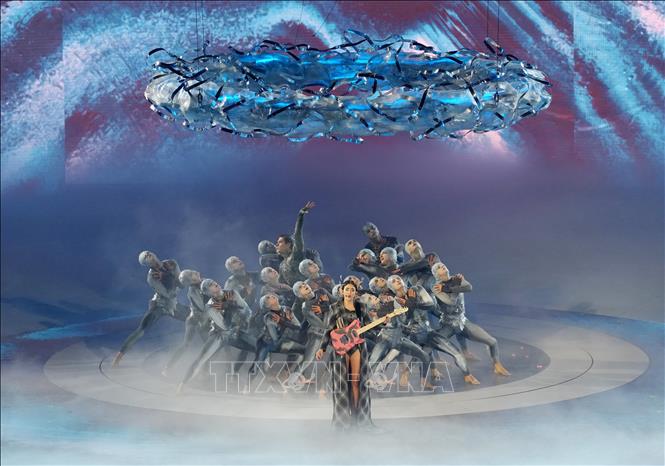 Sau hơn 2 tuần tranh tài sôi động trên các đường băng, sườn núi và sân trượt trải dài khắp miền Bắc Italy, Thế vận hội mùa Đông Milan-Cortina 2026 vừa khép lại, ghi dấu ấn sâu đậm không chỉ ở thành tích mà còn ở tinh thần thể thao, những câu chuyện nhân văn và định hình lại cách tổ chức Olympic trong tương lai. Ảnh: Trình diễn nghệ thuật tại lễ bế mạc. THX/TTXVN