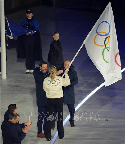 Sau hơn 2 tuần tranh tài sôi động trên các đường băng, sườn núi và sân trượt trải dài khắp miền Bắc Italy, Thế vận hội mùa Đông Milan-Cortina 2026 vừa khép lại, ghi dấu ấn sâu đậm không chỉ ở thành tích mà còn ở tinh thần thể thao, những câu chuyện nhân văn và định hình lại cách tổ chức Olympic trong tương lai. Ảnh: Trao cờ Olympic cho đại diện nước Pháp, quốc gia chủ nhà của Olympic Mùa Đông 2030. Yonhap/TTXVN
