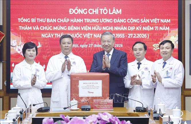 Tổng Bí thư Tô Lâm tặng quà cho cán bộ, bác sĩ, nhân viên y tế Bệnh viện Hữu nghị. Ảnh: Thống Nhất – TTXVN