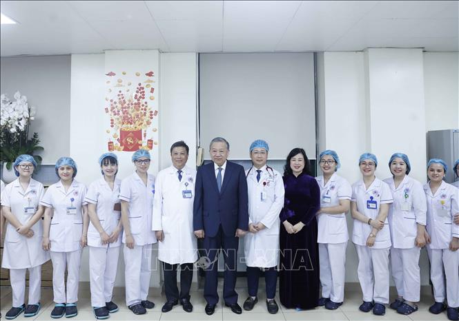 Tổng Bí thư Tô Lâm với cán bộ, bác sĩ, nhân viên y tế Bệnh viện Hữu nghị. Ảnh: Thống Nhất – TTXVN