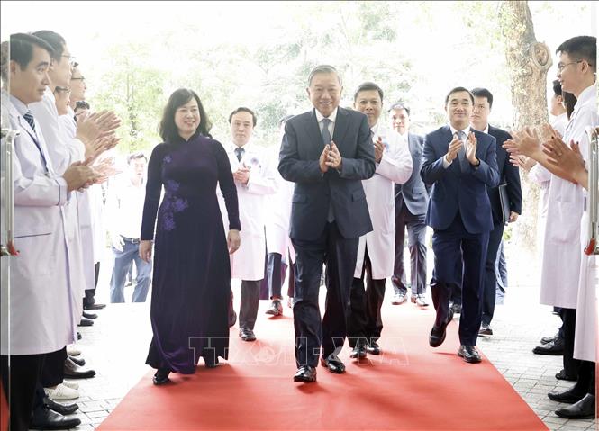  Tổng Bí thư Tô Lâm đến thăm, chúc mừng cán bộ, bác sĩ, nhân viên y tế Bệnh viện Hữu nghị. Ảnh: Thống Nhất – TTXVN