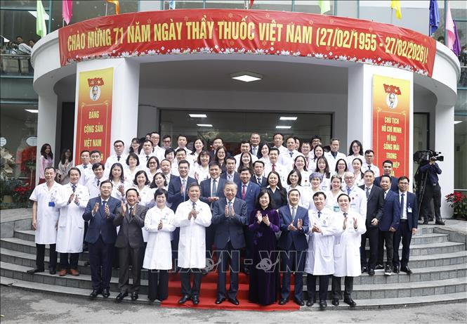 Tổng Bí thư Tô Lâm với cán bộ, bác sĩ, nhân viên y tế Bệnh viện Hữu nghị. Ảnh: Thống Nhất – TTXVN