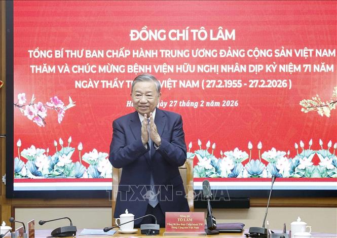  Tổng Bí thư Tô Lâm chúc mừng cán bộ, bác sĩ, nhân viên y tế Bệnh viện Hữu nghị. Ảnh: Thống Nhất – TTXVN