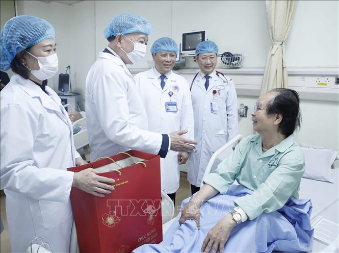 Tổng Bí thư Tô Lâm thăm hỏi, tặng quà cho bệnh nhân đang điều trị tại Bệnh viện Hữu nghị. Ảnh: Thống Nhất – TTXVN