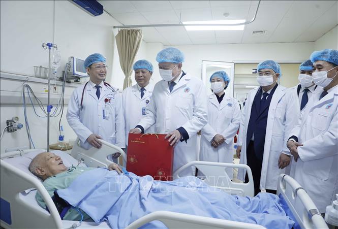 Tổng Bí thư Tô Lâm thăm hỏi, tặng quà cho bệnh nhân đang điều trị tại Bệnh viện Hữu nghị. Ảnh: Thống Nhất – TTXVN