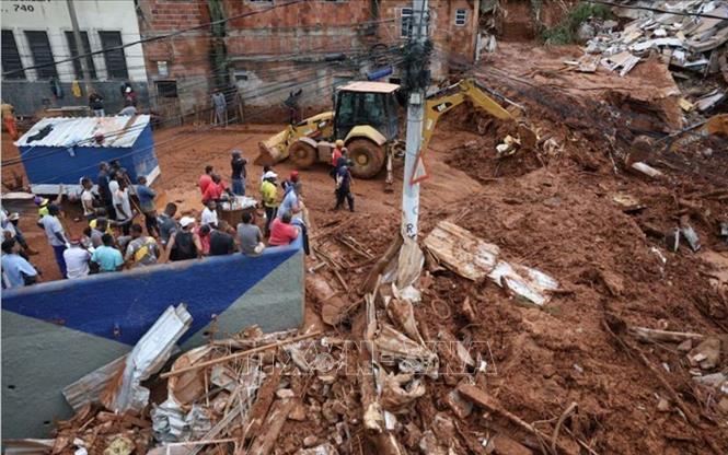 Ngày 26/2/2025, cơ quan chức năng Brazil cho biết mưa lớn, lũ lụt và sạt lở đất trong ba ngày qua tại bang Minas Gerais, Đông Nam Brazil, đã làm ít nhất 55 người thiệt mạng, 15 người vẫn mất tích, 5.500 người phải sơ tán, nhiều nhà cửa bị sập, giao thông bị gián đoạn tại nhiều khu vực. Ảnh: Mưa lũ gây sạt lở tại bang Minas Gerais, Brazil ngày 24/2/2025. Ảnh: REUTERS/TTXVN