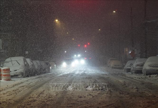 Ngày 22/2/2026, trận bão tuyết mùa Đông dữ dội đã càn quét phần lớn dải bờ Đông nước Mỹ, trút xuống lượng tuyết dày tới 60 cm tại nhiều thành phố, làm tê liệt hệ thống giao thông và đình trệ hoạt động công sở, trường học của hàng triệu người dân từ bang Virginia đến Maine. Ảnh: Tuyết rơi dày tại New York. THX/TTXVN  