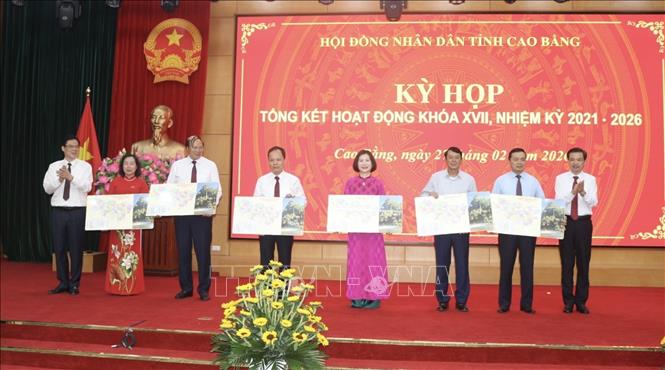 Lãnh đạo Tỉnh uỷ, HĐND tỉnh Cao Bằng tặng quà nguyên lãnh đạo HĐND, UBND tỉnh nhiệm kỳ 2021 - 2026. Ảnh: Chu Hiệu-TTXVN