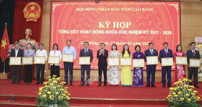 Lãnh đạo tỉnh Cao Bằng tặng Bằng khen cho các tập thể có thành tích xuất sắc. Ảnh: Chu Hiệu-TTXVN